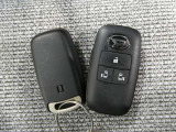 ドアの開錠施錠はドアノブに触れるだけ センサーが感知して開錠施錠をしてくれます 一度スマートキーをご体感ください 便利ですよ