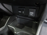 12V電源ソケットを設置しております。周辺機器の充電にご利用頂けます。USB端子&HDMI端子も装備。音楽や映像をナビ画面でお楽しみいただけますね。