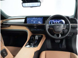デザインもよく、居心地のよい運転席ですね。分かりやすいスイッチ類ですから操作もしやすく運転をサポートします。ぜひご来店いただき、実際にお座りいただいてステアリングを握ってみてください!