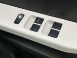 ドアの窓開閉スイッチが並び、運転席から各窓の操作に手が届きやすい配置です。AUTO表示のスイッチも備わり、窓まわりの操作をまとめて行える便利な装備です。