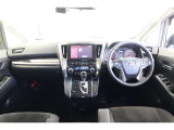 【まるまるクリーニング】内装工程では、中古車を気持ちよくお乗りいただけるよう清掃しております。シートの洗浄はもちろん、ニオイの元となるフロアカーペットまで洗浄・消臭を実施。