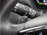 ◆減速セレクター◆ステアリングホイールの左右に取り付けられた2つのパドルスイッチで減速の強さを調整。 左側の「-」を操作すると減速を強く、右側の「+」を操作すると減速を弱くすることができます。
