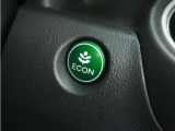 ◆ECONスイッチ(ECONモード)◆エンジンやエアコンといった、クルマ全体の動きを燃費優先で自動制御するECONモード。空調など快適性を優先したいときは、スイッチを押してOFFにできます。