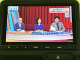 テレビ番組を画面で視聴でき、停車中の待ち時間も車内で過ごしやすくなります。見やすい位置に画面が配置されており、休憩中などに映像を楽しみたい方にうれしい装備です。