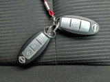 【インテリジェントキー】キーを身につける状態ならドアに付いている「リクエストスイッチ」を押すだけでドアロックの開閉ができる機能!鍵穴にキーを差し込むことなくエンジンを始動できるため出発がスムーズです!