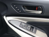 シートメモリーを装備しております!運転する方のシートポジションにボタン一つで操作できるので、とても楽々ですね♪