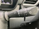 操作しやすいウインカーレバーで、安全な車線変更をサポートします。直感的な操作感で、スムーズな運転をアシストします。