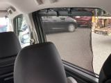 ロールサンシェイドは、太陽光を防ぐので冷房の効きを良くする効果もあるんです。エアコンを控えめにすれば燃費向上も見込めますよ。
