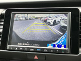 後方の様子を画面で確認でき、駐車時の周囲の状況把握をサポートします。画面には進路の目安となる線も表示されており、駐車スペースとの距離感をつかみたい場面で役立つ装備です。