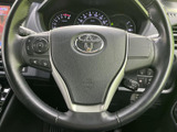 握りやすいステアリングは、運転操作をスムーズにします。オーディオやハンズフリー通話のスイッチも操作しやすい位置に配置されています。