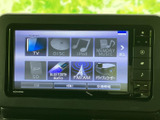 テレビやディスク、ラジオなど、複数の音源を画面から選べる仕様です。通勤やお出かけの移動時間に合わせて、車内でお好みのコンテンツを楽しめます。