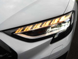 LEDヘッドライトを装備。シャープで洗練されたフロントフェイスを演出するとともに、夜間や悪天候時の視認性向上にも貢献します。