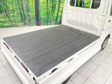 積み下ろしのしやすいデッキにはたっぷりと荷物を積み込んでいただけます。遊びから仕事まで、様々なシーンで頼れます♪