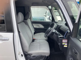 開放感のある室内空間が広がります。シートの形状も工夫されており、長時間の運転でも疲れにくい設計です。広々とした空間です。