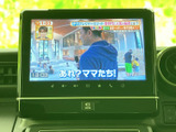 テレビ番組を画面で視聴でき、休憩などの停車中に映像を楽しめます。画面内には番組映像が表示され、移動の合間に気分転換したいときにも便利な装備です。