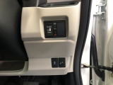【片側電動スライドドア】リモコンや運転席のスイッチ操作のほか、ドアハンドルを少し引くだけでリアドアが自動開閉します♪