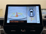 真上から見下ろしたような視点で車とその周囲を確認出来る画面と、車両後方を映し出すバックモニター画面の2つを表示してくれます。