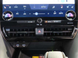 左右独立温度コントロールフルオートエアコンです。運転席、助手席それぞれで独立して温度設定ができます。冷え性の方が乗っても安心ですね♪