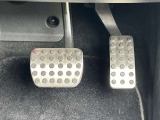当店でお車をご購入のお客様はオーナー様専用保険「メルセデス・ベンツ保険」にご加入頂けます。飛来物によるフロントガラス破損やパンクによるタイヤ交換の際に、修理費用の一部をお支払いしております。