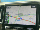 画面には地図と周辺道路が表示され、目的地までのルート確認に活用できます。現在地や道路状況を見ながら移動の計画を立てられ、初めての場所へ出かける際にも便利です。