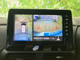 後方映像に加えて車両を上から見た表示も確認でき、駐車時の周囲確認をサポートします。画面上のガイドラインも目安にしながら、車庫入れや狭い場所での切り返しを落ち着いて行えます。