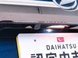 バックカメラ:運転席から見えにくい車の後方をカメラの映像を通して確認できます。駐車や切り返しが安心して行えます。(連動するナビ等の取り付けが必要になります)