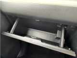 車検証やティッシュ箱を収納出来ます。