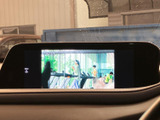 画面には映像コンテンツが表示されており、停車中に映像を視聴したい場面にも活用できます。車内で過ごす時間の楽しみが広がり、画面の見やすさも確認しやすい装備です。