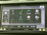 メニュー画面から登録地や検索履歴などの項目を選べる構成です。タッチ操作で必要な項目を確認しやすく、目的地の設定や日常の移動時に活用いただけます。