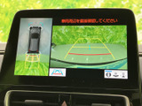 車両周囲の映像と後方のガイド表示を画面で確認でき、駐車時の周囲確認をサポートします。車庫入れや狭い場所での取り回しなど、日常の駐車を助ける便利な装備です。