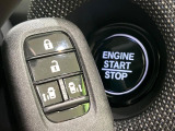 【Hondaスマートキー】カバンやポケットに入れたままでもドアの施錠・解錠が可能なスマートキーを装備。エンジンのオン・オフ時もカギを取り出す必要が無いからとっても便利です♪