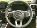 手に馴染むステアリングは、運転の操作性を高めます。快適なドライビングポジションを実現し、長距離運転も疲れにくいでしょう。