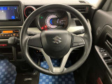 【ハンドル回り】インテリアに合わせたデザインのステアリングは、運転される方のことも考え、運転しやすい形状、大きさです。ぜひ一度、実際に触ってお確かめください。