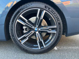 【BMWアロイホイール】軽量かつ強度に拘ったアロイホイール。走行性能ポテンシャルを引き出す設計。タイヤのサイドウォールが強化されたランフラットタイヤは、パンク時にタイヤがつぶれてもリムから外れません。
