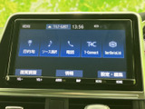 高精細なディスプレイが、運転中の情報提供をサポート。様々な機能を搭載し、快適なドライブを演出します。直感的な操作で、目的地設定も簡単に行えます。