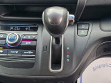 手に馴染むシフトノブで扱いやすく、快適な運転を支えます。