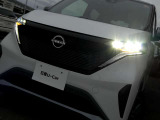 暗い夜道でも明るく白色光で照らすLEDヘッドライト!対向車のランプや街灯などの明るさを検知して、ハイビームやロービームが切り換わります。ハイビームアシスト付!
