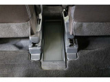 運転席と助手席間にはフロアトレイが備わっています。鞄などを置くのにちょうど良く、雨の日に濡れたカバンでもサッと置けます。