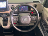 インテリアに合わせたデザインのステアリングは、運転される方のことも考え、運転しやすい形状、大きさです。是非一度、実際に触ってお確かめください。