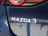【MAZDA3】光の映り込みだけで、「面のうつろい」を表現し、見る場所、時間、天気によりさまざまな表情を見せ、見るたびに「このクルマにして良かった」と思っていただける車です。洗車も楽しくなります。