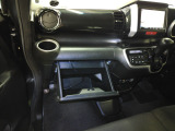 助手席側グローブボックス。車検証など収納出来ます。