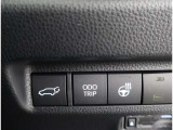 電動式バックドアです。 荷物を持ったままでもボタン一つで自動的に開け閉めできるので便利ですよ。挟み込み防止機能も付いていますのでお子様の手や荷物を挟み込むのを防いでくれますよ
