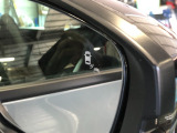【ブラインドスポットインフォメーション】走行中に、斜め後ろの車を検知すると、ドアミラーのマーク点灯にてお知らせします。