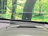 【ヘッドアップディスプレイ】現在の速度や走行情報をデジタル表示で運転席前方のガラスに投影!運転中、目線をずらさず必要な情報を確認できるのでとっても便利で安心!