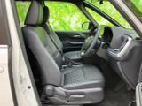 前席は視界が広く、周囲を見渡しやすい運転席まわりです。座面と背もたれにゆとりがあり、乗り降りもしやすい印象。落ち着いた色合いで、日々の移動を快適に過ごせます。