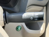 操作しやすいウインカーレバーで、安全な車線変更をサポートします。気持ちの良い操作感で、周囲への意思表示をスムーズに行えます。日常の運転を安心にします。