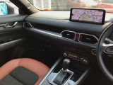 運転席/助手席が独立して調節可能な花粉除去フィルター付きフルオートエアコンです。