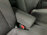 【アームレスト】運転席には、長距離ドライブに優しいアームレストが装備しています。