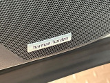 【harman/kadon】メーカーオプションの高品位サウンドシステムを搭載。専用のチューニングが施された大小様々なスピーカーから良質なサウンドが奏でられ、臨場感あふれる音響空間を演出します。