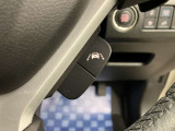 【車線逸脱抑制機能】車線の逸脱の可能性が高いとシステムが判断した場合に、ドライバーに車線逸脱防止方向へのステアリング操作を促し、車両を内側に戻すよう支援します。